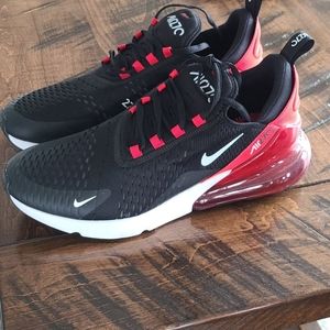 NWOT Men's Nike Air270